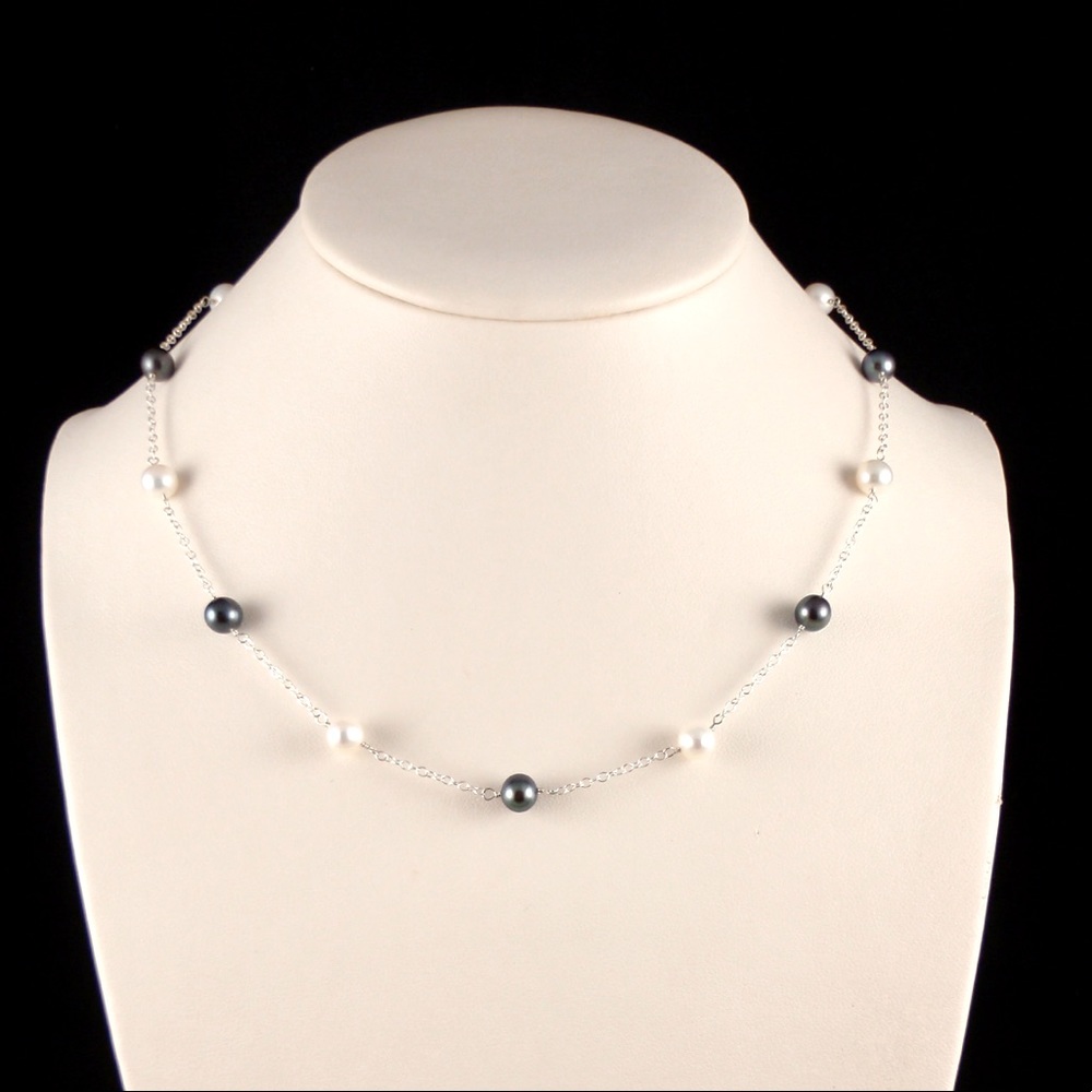 Gray and white cultured pearl necklace